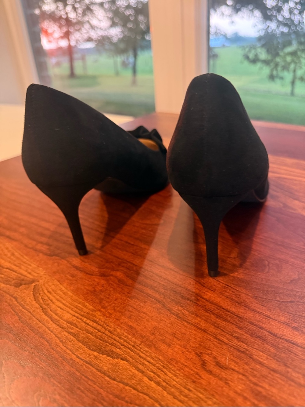 Journee Collection Black Pointed Toe Ruffle Pump - Picture 4 of 9